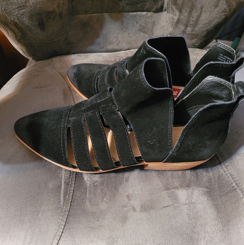 FRYE AND CO. Black Suede Cut-Out Booties
